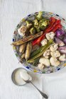 Verduras asadas con salsa de tahini y sumak - foto de stock