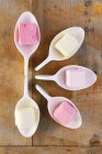 Marshmallow colorati in cucchiai — Foto stock