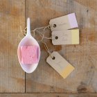 Marshmallow in cucchiaio su legno — Foto stock