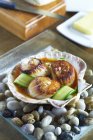 Closeup view of fried scallops with courgette strips in clam shell — Stock Photo