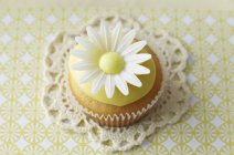 Upcake decorated with daisy — Stock Photo