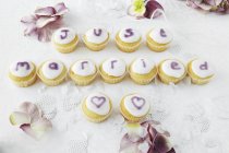 Cupcakes spelling out words at wedding — Stock Photo