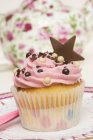 Cupcake décoré avec étoile — Photo de stock
