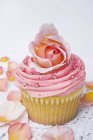 Rosa Cupcake mit Rose — Stockfoto