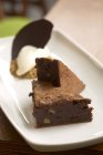 Brownies al cioccolato che servono su piatto bianco — Foto stock