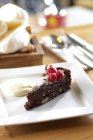 Fatia de chocolate e torta de amêndoa — Fotografia de Stock