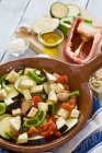 Средиземноморские овощи, сырые и нарезанные в керамической миске — стоковое фото