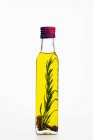 Вкусное оливковое масло в бутылке — стоковое фото