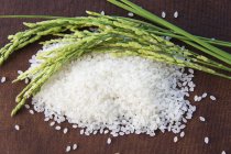 Orecchie di riso su tumulo di riso — Foto stock