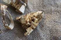 Riz et champignons aux feuilles de banane — Photo de stock