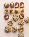 Morsures et macarons aux noix — Photo de stock