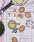 Draufsicht auf Mayonnaise-Zutaten auf einem Geschirrtuch — Stockfoto
