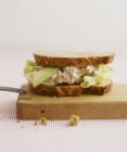 Sandwich con aguacate y huevo - foto de stock