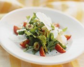 Ракетний салат з помідорами та оливками — стокове фото
