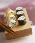Uramaki e sushi de hosomaki — Fotografia de Stock