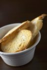 Хрустящие ломтики чесночного хлеба — стоковое фото
