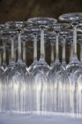 Vista da vicino di flauti di Champagne vuoti capovolti — Foto stock