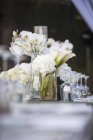 Weiße Rosen mit Hortensien und Orchideen als Tischdekoration — Stockfoto