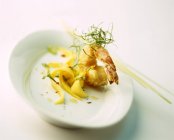 Vue rapprochée de crevettes frites avec bandes de mangue — Photo de stock