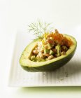 Salada de abacate e camarão — Fotografia de Stock