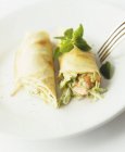Spring rolls filled with prawns and Chinese cabbage on white plate with fork — Stock Photo