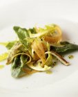 Folhas de salada com tiras de cenoura — Fotografia de Stock