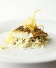 Filetto di pesce su insalata — Foto stock