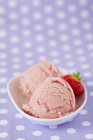 Ice cream with a fresh strawberry — Stock Photo
