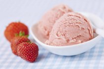 Crème glacée maison à la fraise — Photo de stock