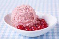 Красное смородиновое мороженое — стоковое фото