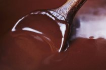 Расплавленный темный шоколад — стоковое фото