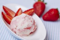 Cucharada de yogur helado - foto de stock