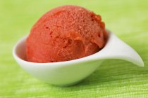 Scoop of home-made strawberry sorbet — Stock Photo