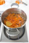 Морква в каструлі кип'ятіння — стокове фото