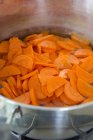 Нарезанная свежая морковь — стоковое фото