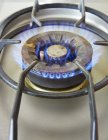 Вид крупным планом газового кольца на плите — стоковое фото