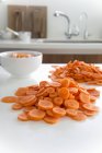 Cenouras em fatias frescas — Fotografia de Stock