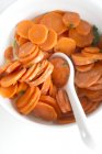 Zanahorias cocidas con jugo - foto de stock