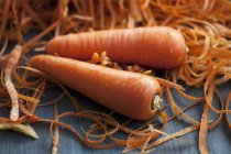 Zanahorias frescas con peladuras - foto de stock
