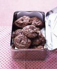 Шоколадне печиво в металевій коробці — стокове фото