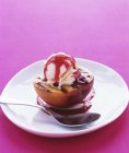 На грилі персикова половина з ванільним морозивом — стокове фото