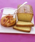 Cake with stewed peaches — Stock Photo