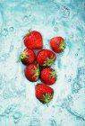 Fresas frescas en agua - foto de stock