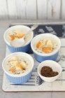 Crema di zuppa di cipolle con cumino e crostini in piccole pentole — Foto stock