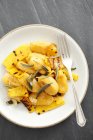 Gnocchi di zucca con burro, salvia e zucca alla griglia su piatto bianco con forchetta — Foto stock