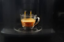 Kaffee fließt aus Espressomaschine — Stockfoto