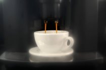Café pingando fora da máquina de café expresso — Fotografia de Stock