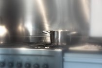 Vue floue d'une casserole sur une cuisinière à gaz — Photo de stock