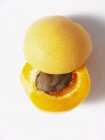 Abricot frais coupé en deux — Photo de stock