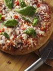 Pizza com cogumelos e manjericão — Fotografia de Stock